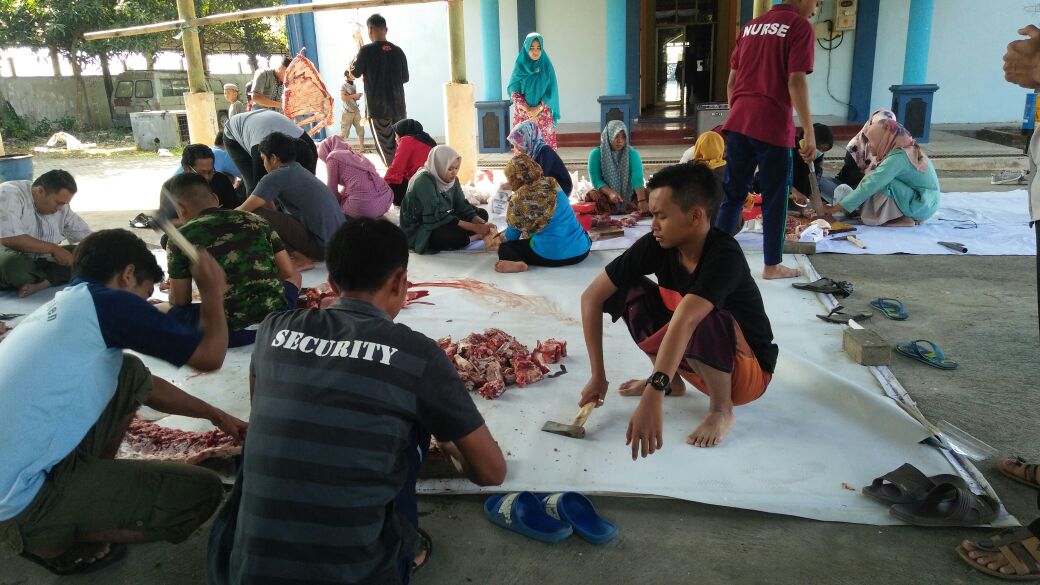 Pemotongan daging hewan kurban untuk didistribusikan ke masyarakat sekitar